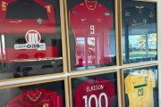 开云-已退役近1年！36岁国足归化艾克森晒自己的国足、广州、海港球衣
